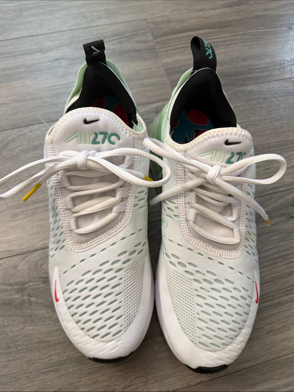 Nike Air 270 Women’s White with Mint & Black Accents - size 8